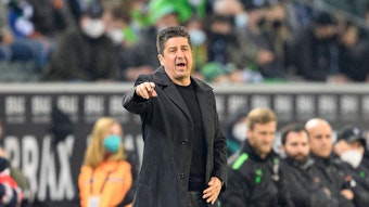 Christian Peintinger, Co-Trainer von Borussia Mönchengladbach, gestikuliert beim Spiel gegen Hertha BSC am 12. März 2022 an der Seitenlinie.