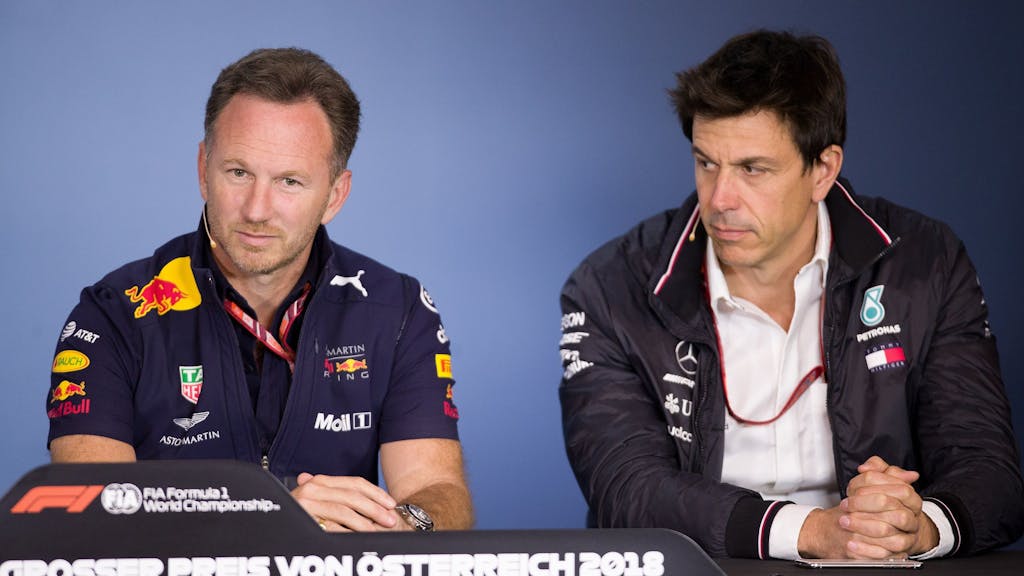Christian Horner (l), Red Bull Racing Teamchef, und Toto Wolff, Mercedes-Motorsportchef, nehmen an einer Pressekonferenz tei.