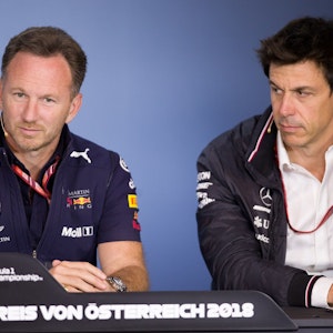 Christian Horner (l), Red Bull Racing Teamchef, und Toto Wolff, Mercedes-Motorsportchef, nehmen an einer Pressekonferenz tei.
