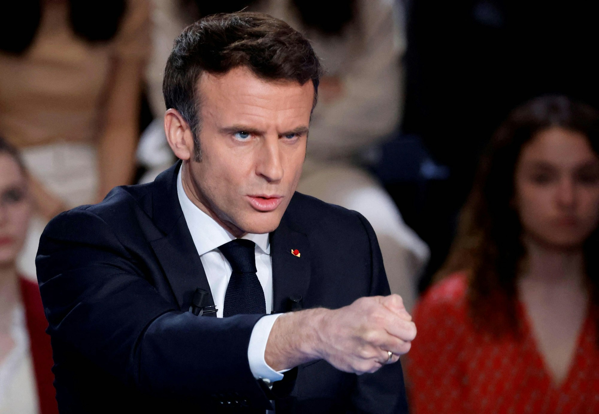 Emmanuel Macron spricht bei einer Talkshow in Frankreich.