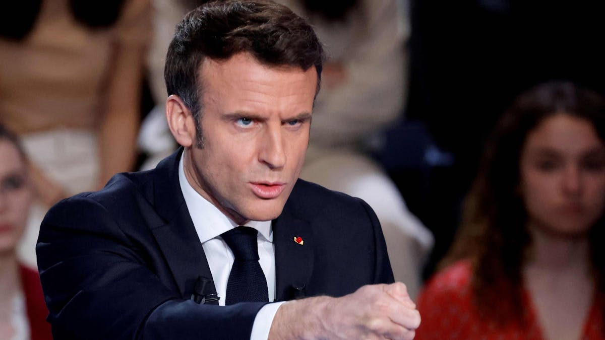 Emmanuel Macron spricht bei einer Talkshow in Frankreich.