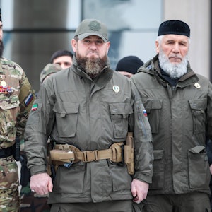 Tschetscheniens Machthaber Ramsan Kadyrow (Mitte, hier am 25. Februar in Grosny bei der Besichtigung seiner Truppen) ist ein enger Vertrauter Putins, wird als dessen „Bluthund“ bezeichnet. Er drohte in einem Video der Ukraine.