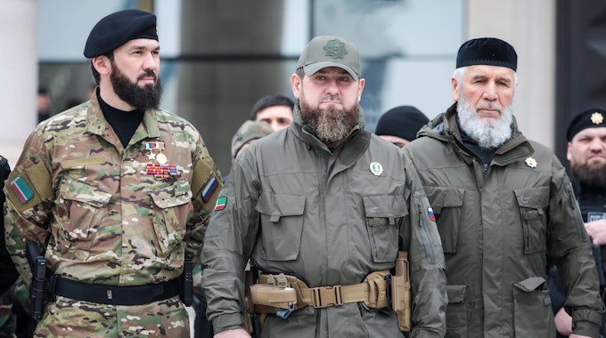 Tschetscheniens Machthaber Ramsan Kadyrow (Mitte, hier am 25. Februar in Grosny bei der Besichtigung seiner Truppen) ist ein enger Vertrauter Putins, wird als dessen „Bluthund“ bezeichnet. Er drohte in einem Video der Ukraine.