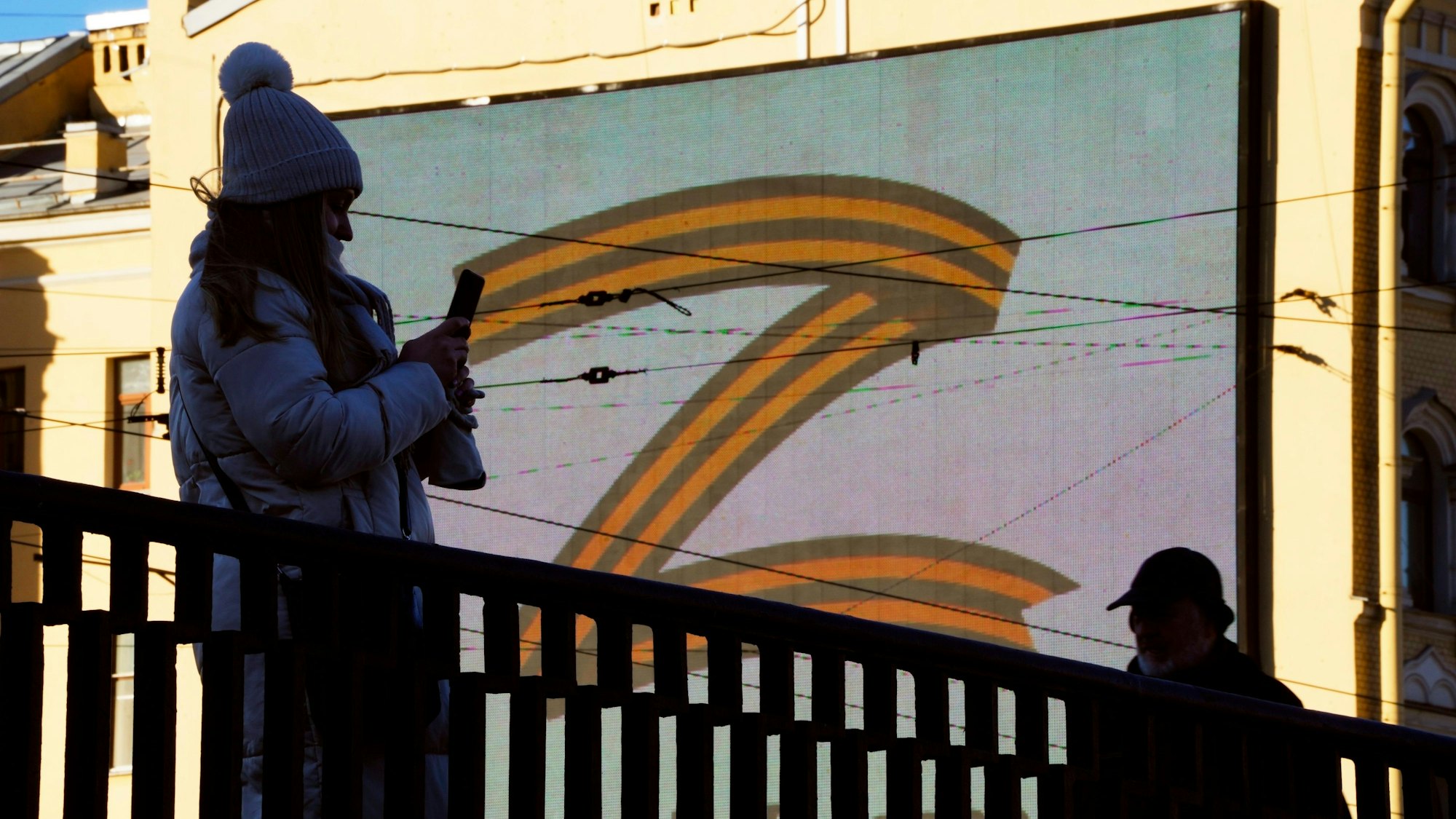 Eine Werbetafel in St. Petersburg zeigt den Buchstaben Z als Symbol für Russlands Invasion in der Ukraine.