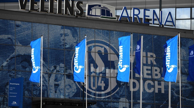 Gazprom-Fahnen wehen vor der Veltins-Arena auf Schalke