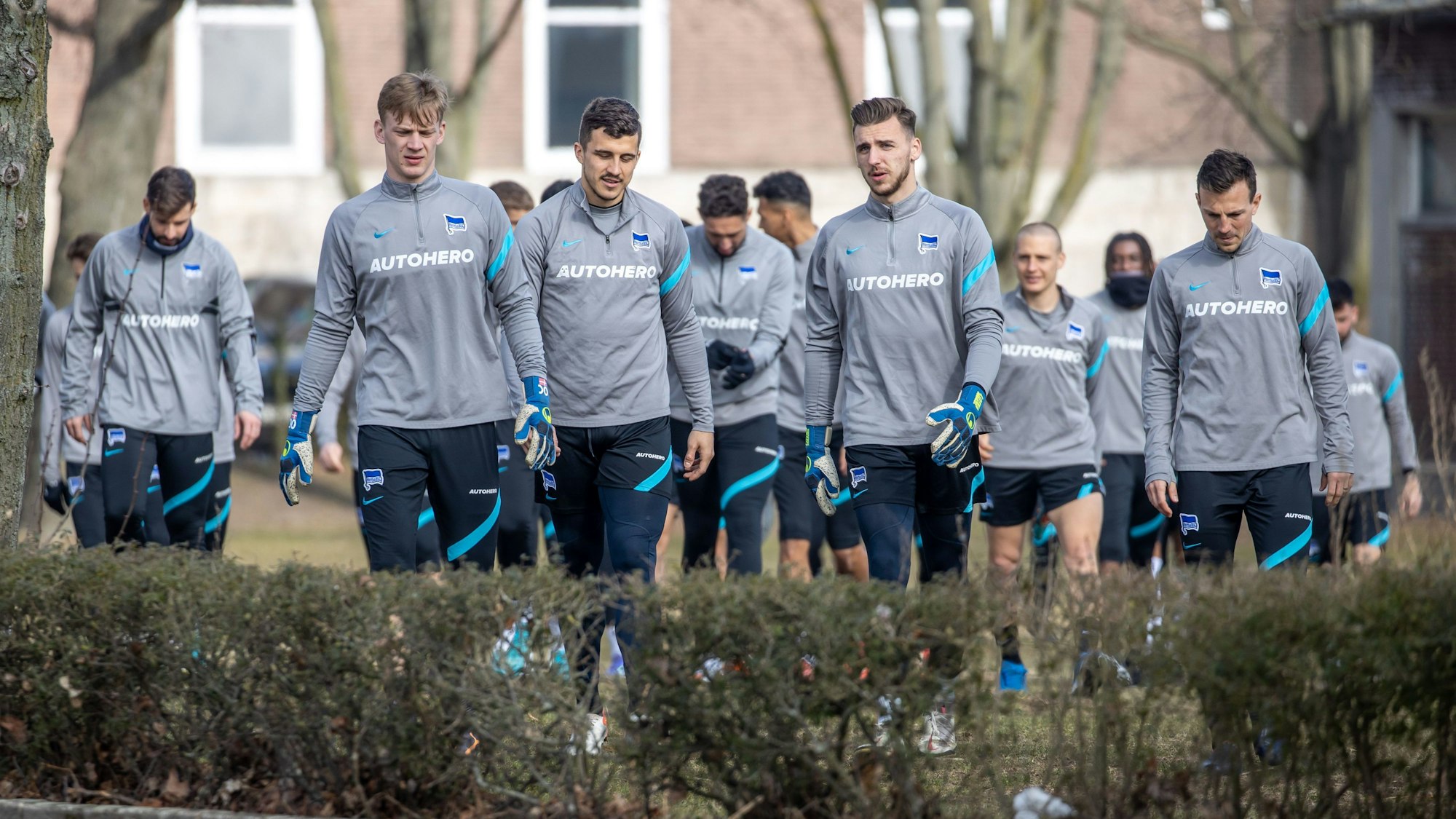 Die Mannschaft von Hertha kommt zum ersten Training mit neuem Trainer Magath an.