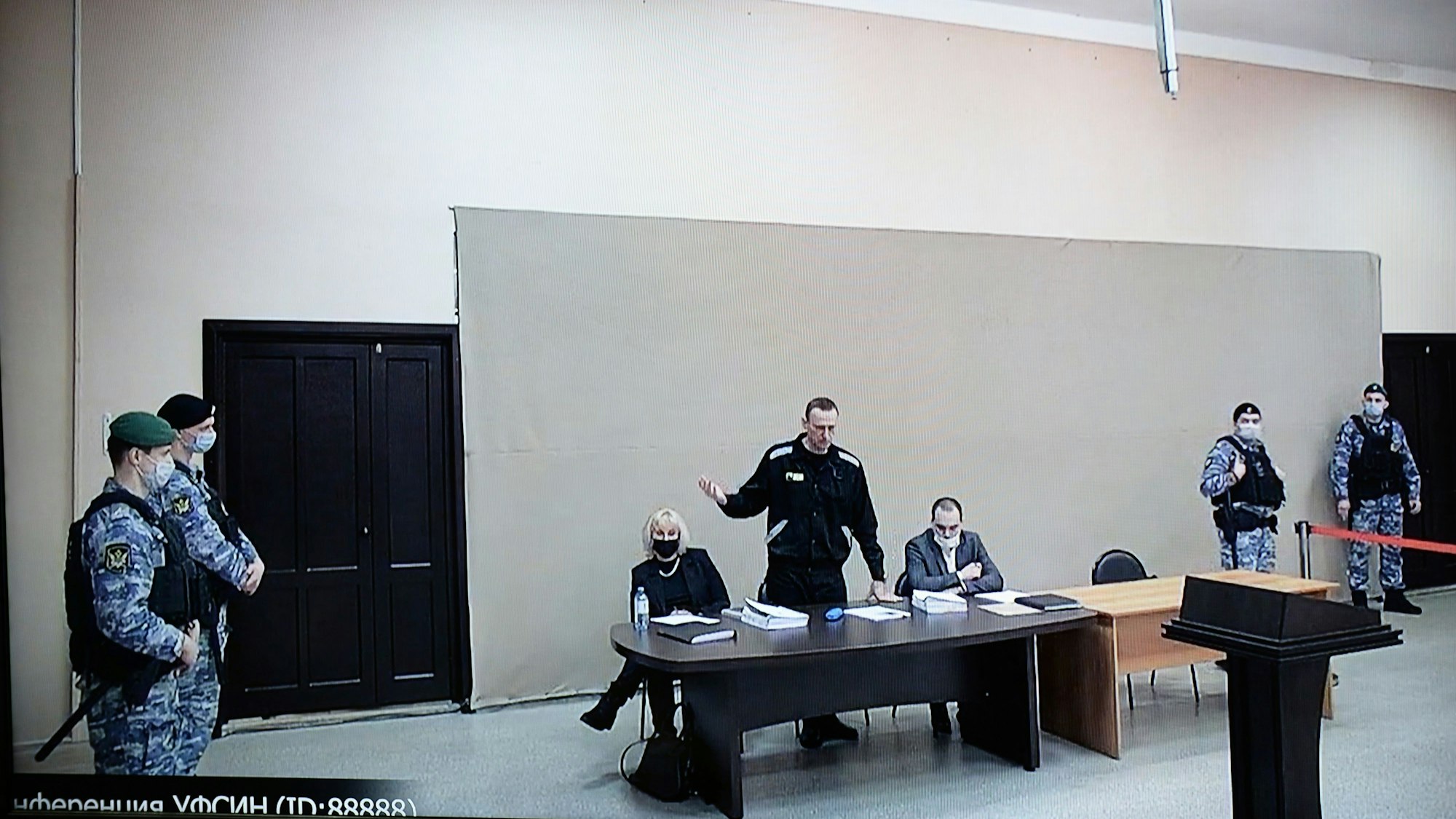 Auf diesem vom russischen Föderalen Strafvollzugsdienst (FSIN) zur Verfügung gestellten Bild ist der russische Oppositionsführer Alexej Nawalny (M) per Videoschaltung zu sehen, während er bei einer Gerichtssitzung in Pokrow spricht.