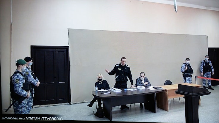 Auf diesem vom russischen Föderalen Strafvollzugsdienst (FSIN) zur Verfügung gestellten Bild ist der russische Oppositionsführer Alexej Nawalny (M) per Videoschaltung zu sehen, während er bei einer Gerichtssitzung in Pokrow spricht.
