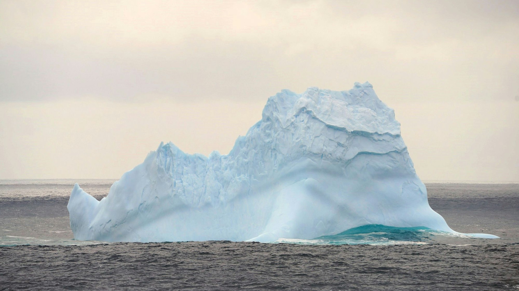 Ein Eisberg schwimmt am 29. Januar 2021 im südlichen Ozean.
