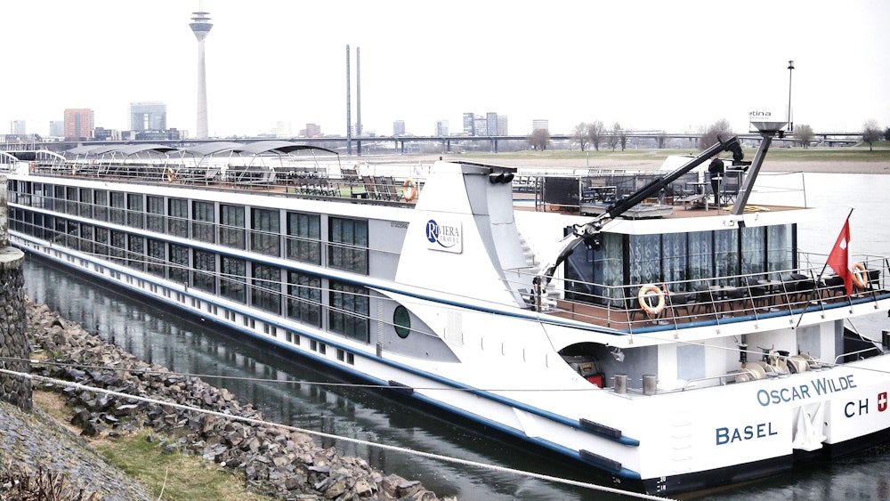 Das Hotelschiff „Oscar Wilde“ liegt in Düsseldorf vor Anker.