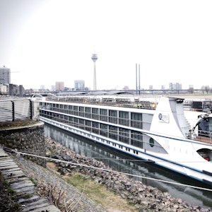 Das Hotelschiff „Oscar Wilde“ liegt in Düsseldorf vor Anker.