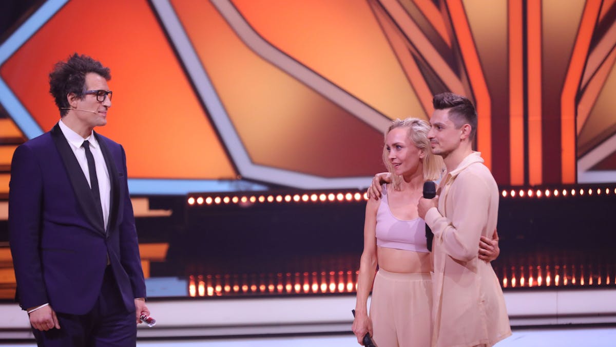 Janin Ullmann und  Zsolt Sandor Cseke sorgten am 11. März 2022 für die erste 30-Punkte-Wertung der diesjährigen „Let’s Dance“-Staffel. Moderator Daniel Hartwich (l.) schaute zu.