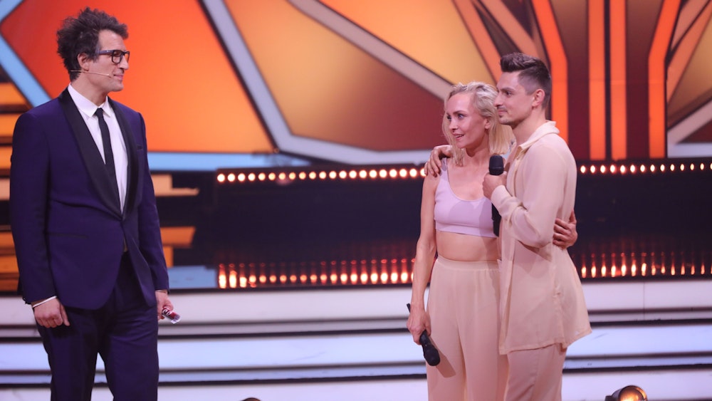 Janin Ullmann und Zsolt Sandor Cseke sorgten am 11. März 2022 für die erste 30-Punkte-Wertung der diesjährigen „Let’s Dance“-Staffel. Moderator Daniel Hartwich (l.) schaute zu.