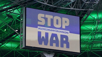 Auf den Screens des Borussia-Parks ist die Aufschrift „Stop War“ zusammen mit dem Hashtag „Gemeinsam für Ukraine“ zu lesen.