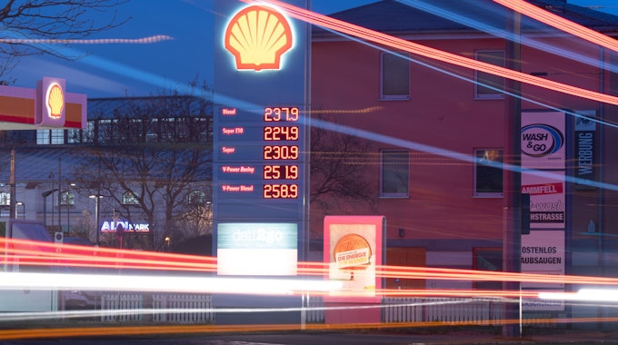 Die Preistafel einer Shell-Tankstelle in Dresden. Die Benzinpreise bleiben in Deutschland weiter auf Rekordniveau.