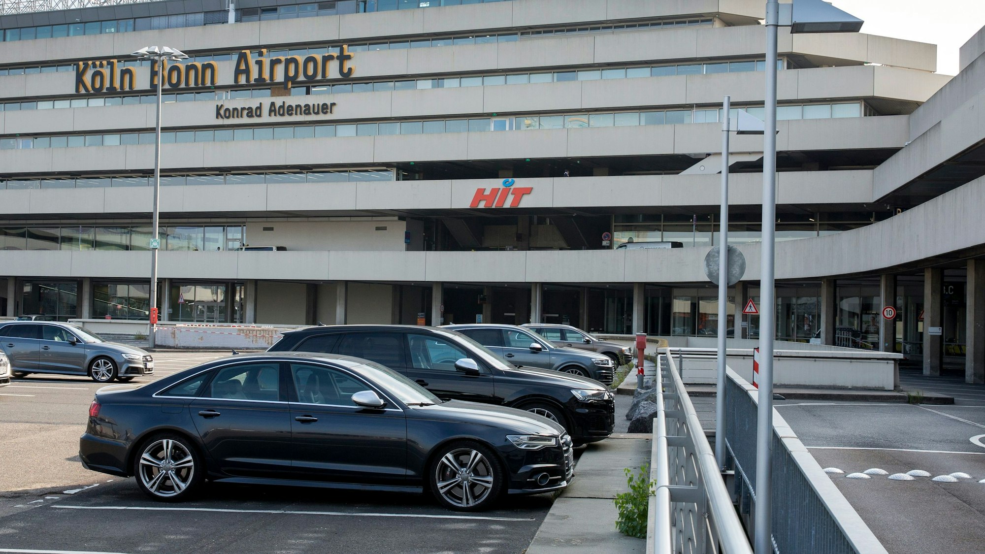 Parkplätze auf dem Gelände des Flughafens Köln Bonn.