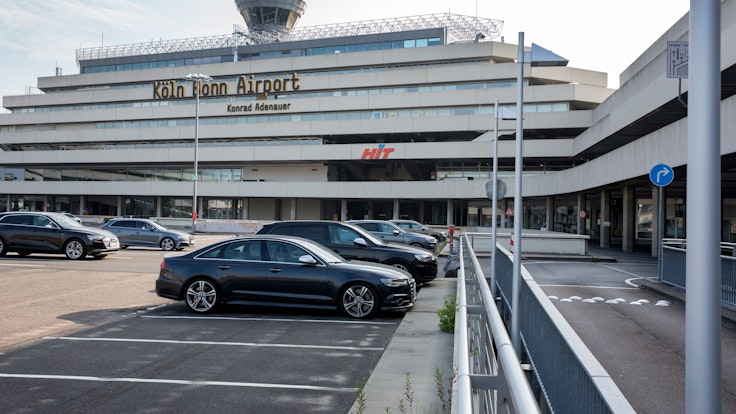 Parkplätze auf dem Gelände des Flughafens Köln Bonn.