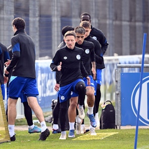 Das Training des FC Schalke 04. Auf den Klamotten der Profis wird bis Saisonende Rewe als Sponsor einspringen.