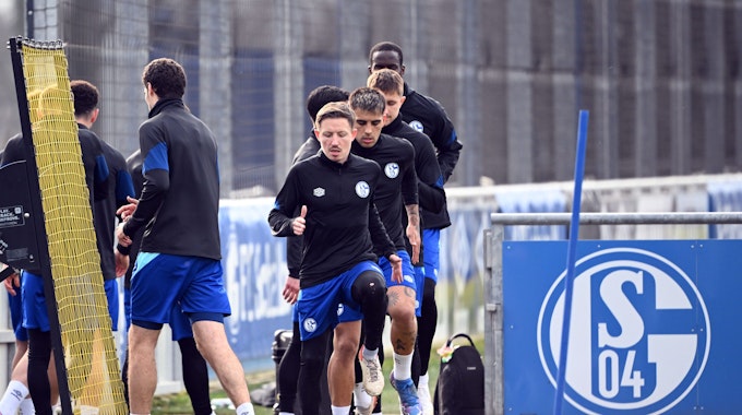 Das Training des FC Schalke 04. Auf den Klamotten der Profis wird bis Saisonende Rewe als Sponsor einspringen.