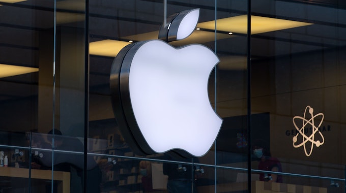 An einem Apple Store ist das Logo des Technologieunternehmens Apple zu sehen.