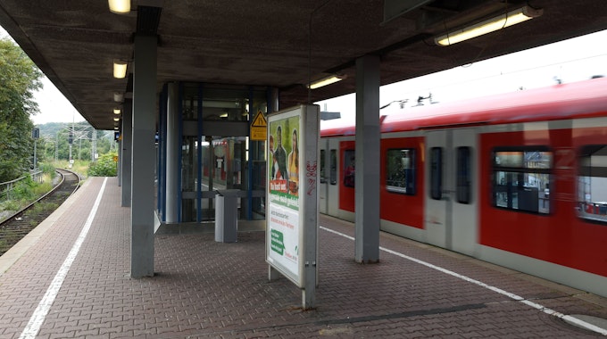 Eine S-Bahn fährt durch den Bahnhof Nippes.