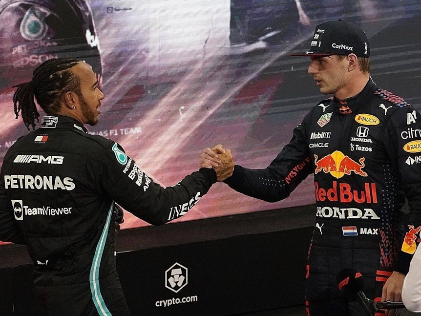 Shakehands zwischen Lewis Hamilton (links) und Max Verstappen.