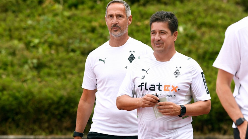 Zwei, die sich gut verstehen: Adi Hütter (l.), Cheftrainer von Borussia Mönchengladbach, und Co-Trainer Christian Peintinger (r.), hier bei einem Testspiel im Sommer 2021.