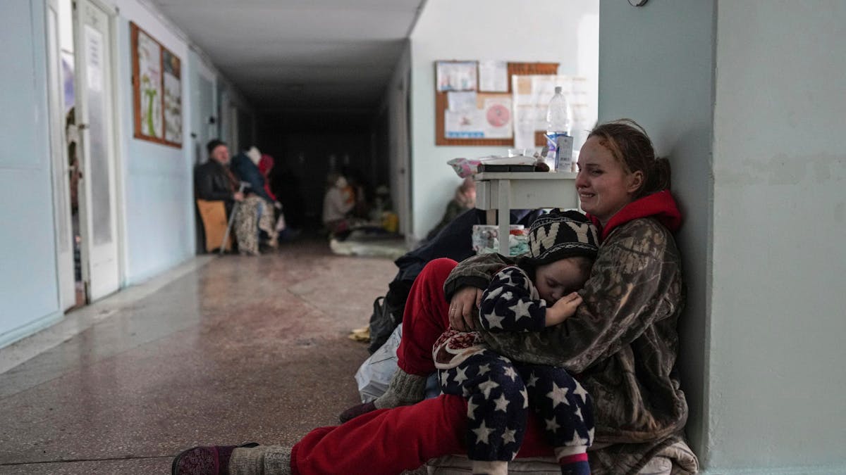 Eine Ukrainerin hält am Freitag (11. März) weinend ihr Baby in einem Krankenhaus in Mariupol im Arm, während russische Truppen die Stadt weiter angreifen. Am Dienstag werfen ukrainische Behörden den Russen eine Geiselnahme in einem Krankenhaus vor.