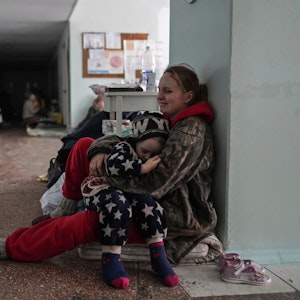 Eine Ukrainerin hält am Freitag (11. März) weinend ihr Baby in einem Krankenhaus in Mariupol im Arm, während russische Truppen die Stadt weiter angreifen. Am Dienstag werfen ukrainische Behörden den Russen eine Geiselnahme in einem Krankenhaus vor.
