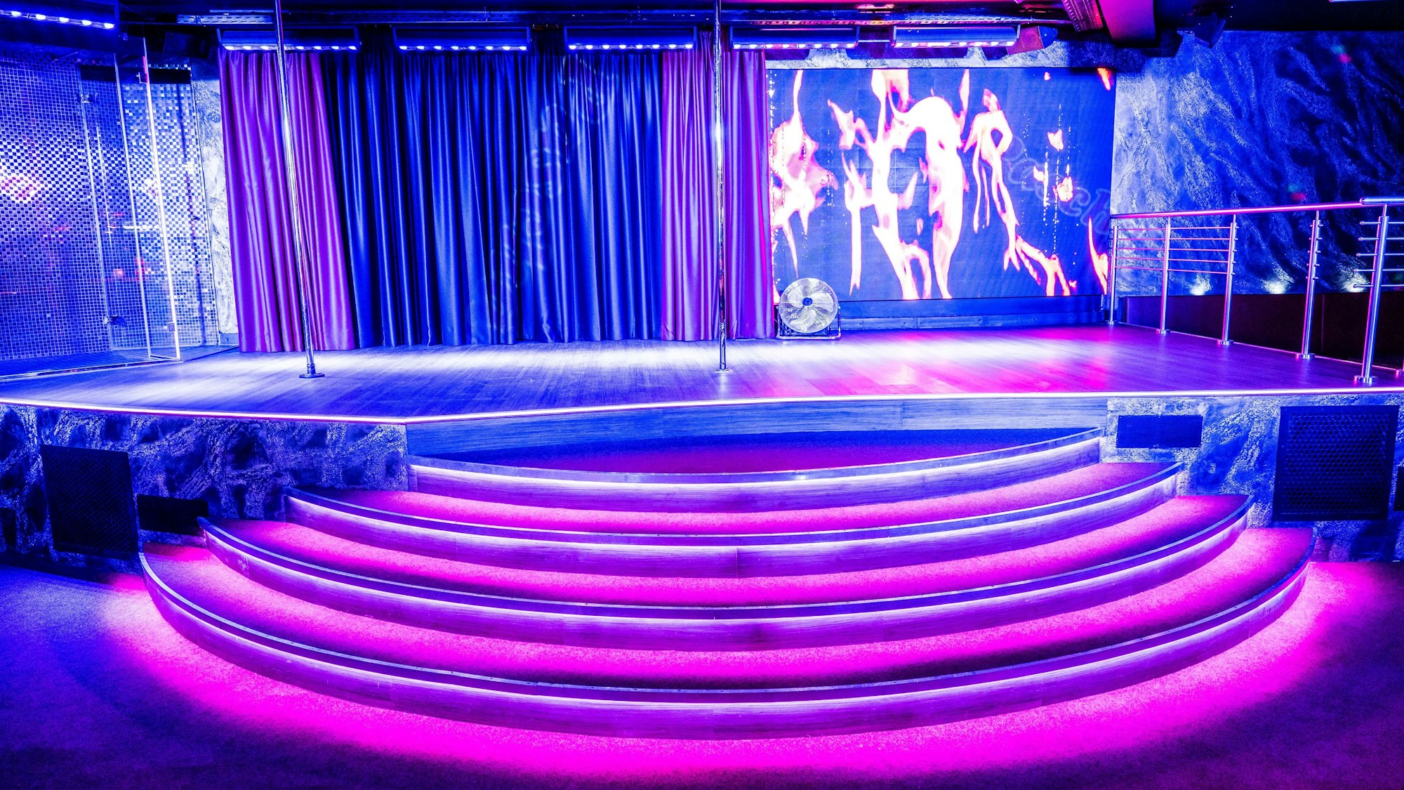 Eine Bühne mit Beleuchtung:Das Kölner Bordell „Pascha“, hier eine Aufnahme des „Night Club“ vom Mittwoch (16. März), wurde umfangreich saniert.