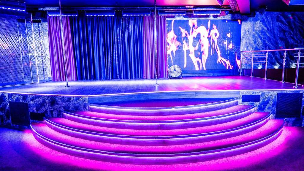 Eine Bühne mit Beleuchtung:&nbsp;Das Kölner Bordell „Pascha“, hier eine Aufnahme des „Night Club“ vom Mittwoch (16. März), wurde umfangreich saniert.