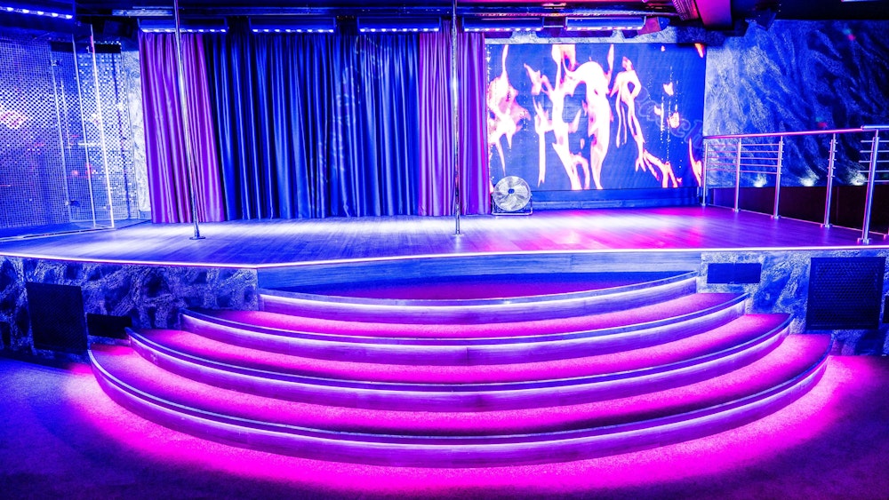 Eine Bühne mit Beleuchtung: Das Kölner Bordell „Pascha“, hier eine Aufnahme des „Night Club“ vom Mittwoch (16. März), wurde umfangreich saniert.