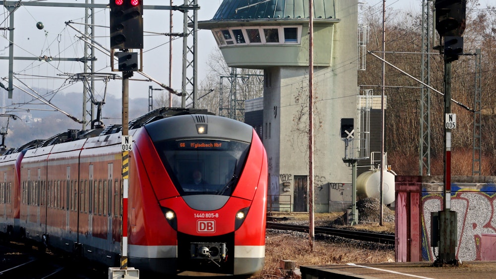 Am alten Stellwerk in Wuppertal-Vohwinkel (Nordrhein-Westfalen) fährt ein Regionalzug vorbei.