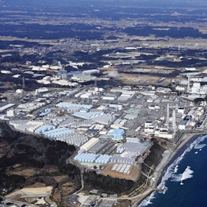 ARCHIV - 09.03.2021, Japan, Fukushima: Das von einem Hubschrauber aufgenommene Foto zeigt das durch ein Erdbeben am 11.03.2011 beschädigte Kernkraftwerk Fukushima Daiichi in der Präfektur Fukushima im Nordosten Japans. (zu dpa "Starkes Erdbeben erschüttert Fukushima - Tsunami-Warnung" Foto: -/Kyodo/dpa +++ dpa-Bildfunk +++