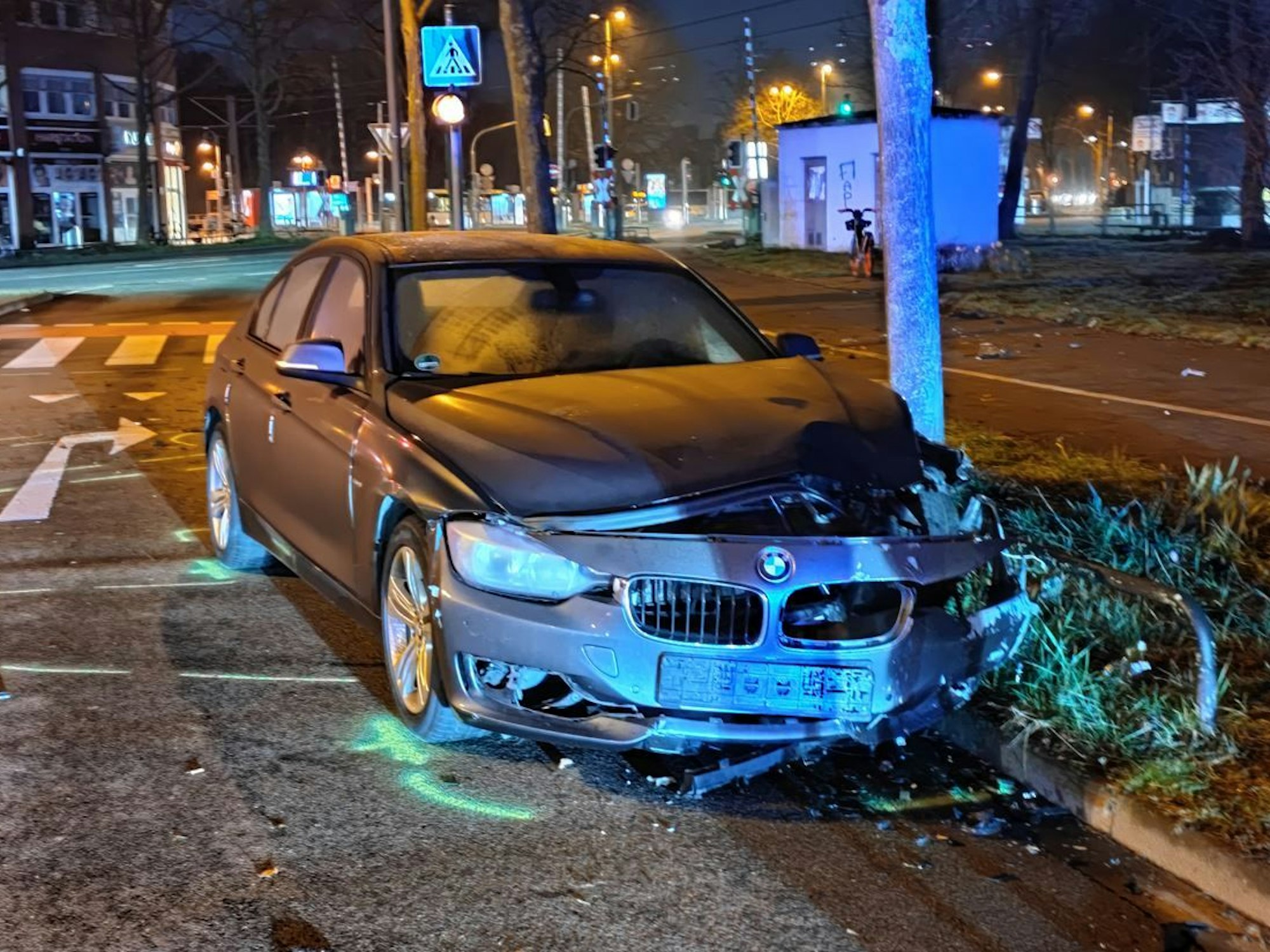 Kaputtes Auto nach Unfall in Köln-Ostheim