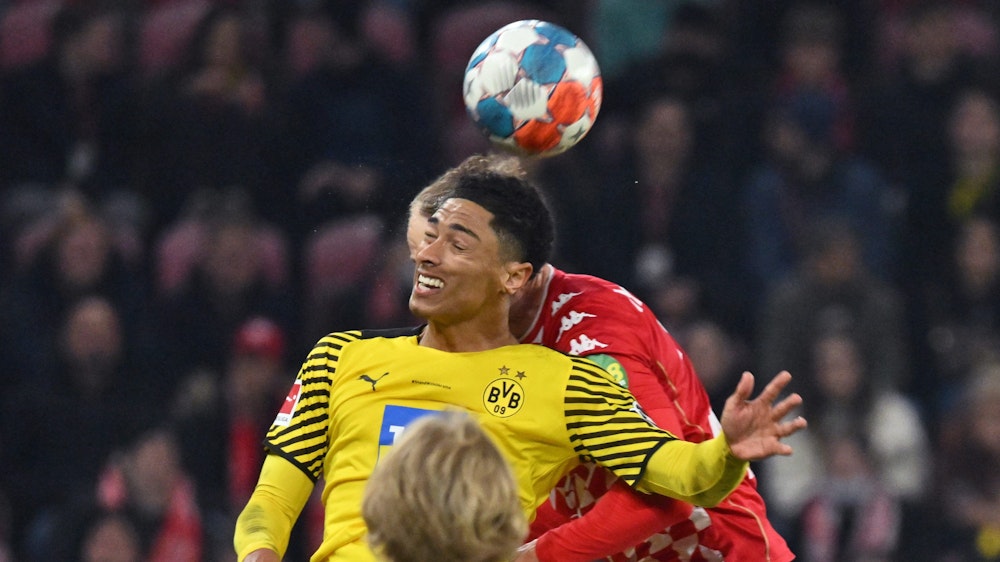 Der Mainzer Niklas Tauer (verdeckt) und Dortmunds Jude Bellingham kämpfen um den Ball.
