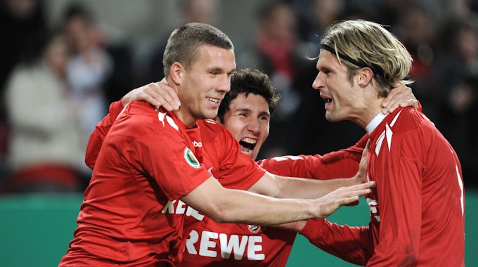 Stephan Salger jubelt mit Lukas Podolski und Martin Lanig.