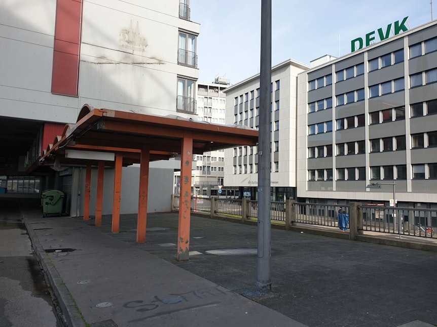 Ecke auf dem Parkplatz auf dem Breslauer Platz mit Überdachung.