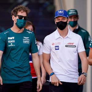 Sebastian Vettel (l) aus Deutschland und Mick Schumacher aus Deutschland vom Team Haas treffen an der Rennstrecke ein. Der Große Preis von Abu Dhabi findet am 12. Dezember 2021 statt.
