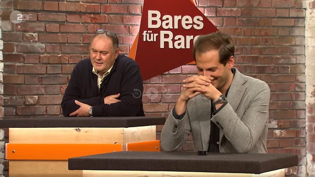„Bares für Rares“-Händler Walter Lehnertz (l.), hier gemeinsam mit Julian Schmitz-Avila in der Episode vom 16. März 2022, ist für seine angriffslustigen Bietergefechte bekannt.