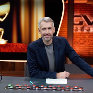 Der Entertainer Sebastian Pufpaff sitzt nach der Aufzeichnung der ProSieben-Comedyshow «TV total» im Studio.