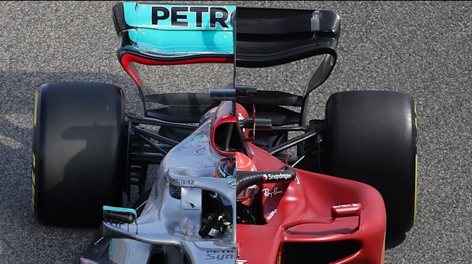 Ein Split-Screen-Foto der Autos von Mercedes und Ferrari.