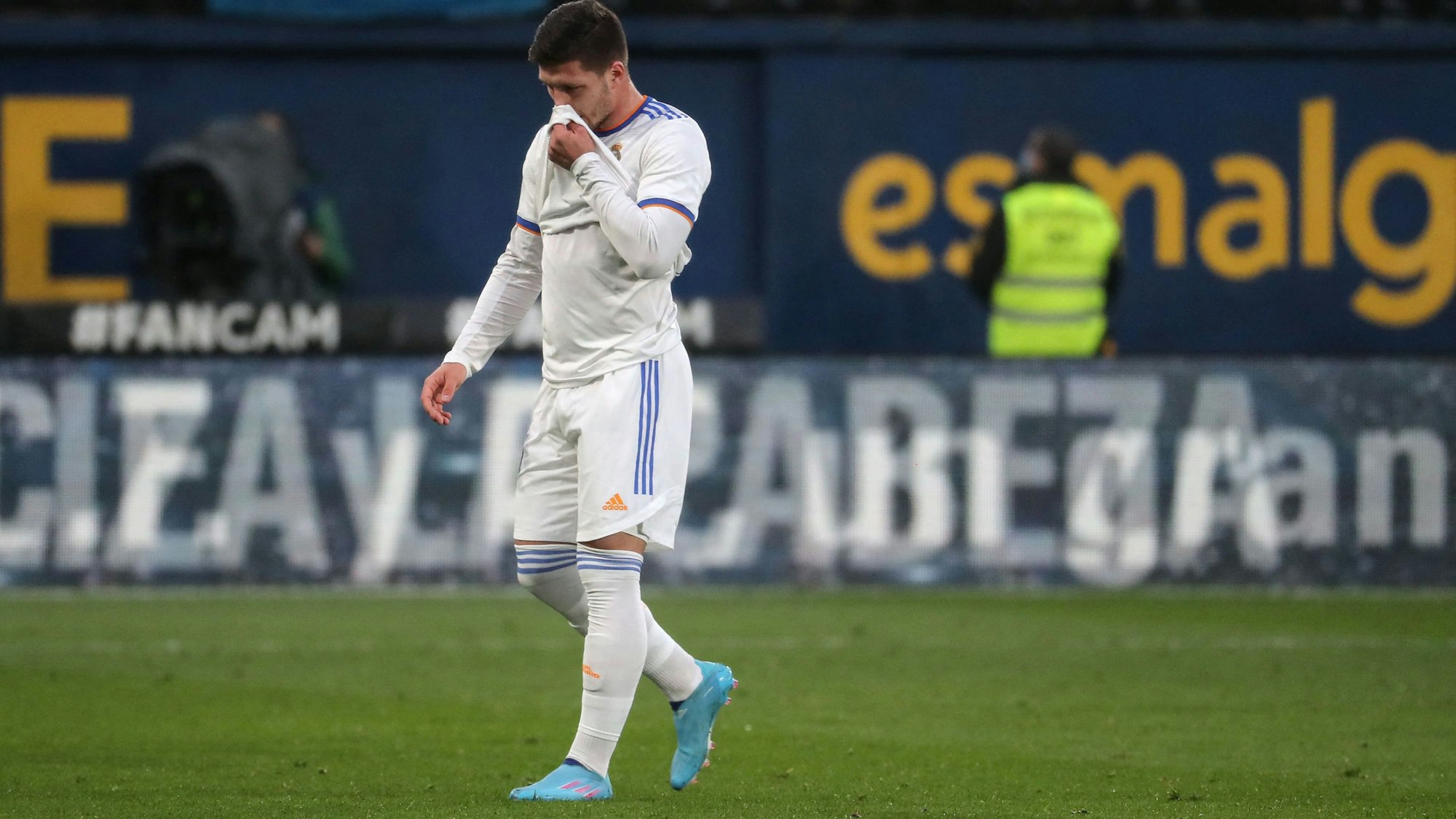 Luka Jovic rümpft bei einem Spiel von Real Madrid enttäuscht die Nase.