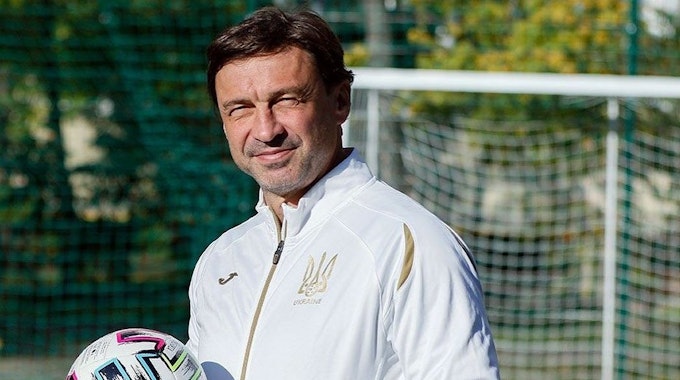 Der frühere Nationalspieler Wladyslaw Waschtschuk steht auf einem Sportplatz in der ukrainischen Hauptstadt Kyjiw.