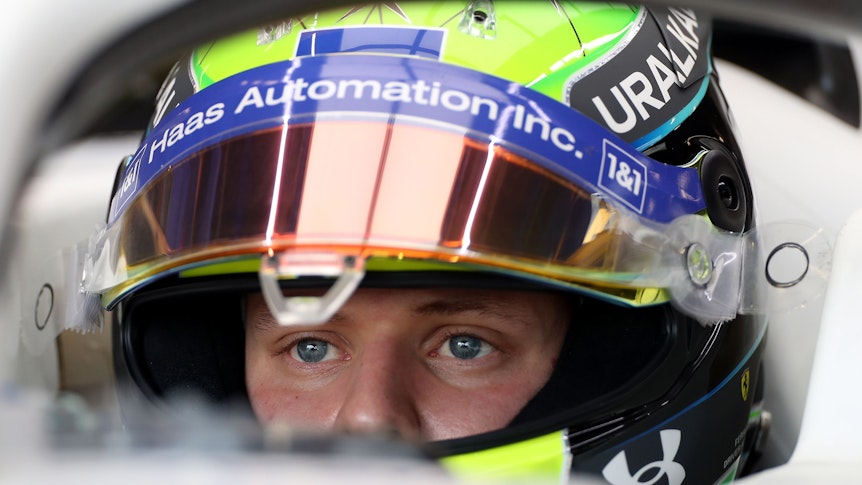 Mick Schumacher mit Helm im Haas-Formel-1-Auto.