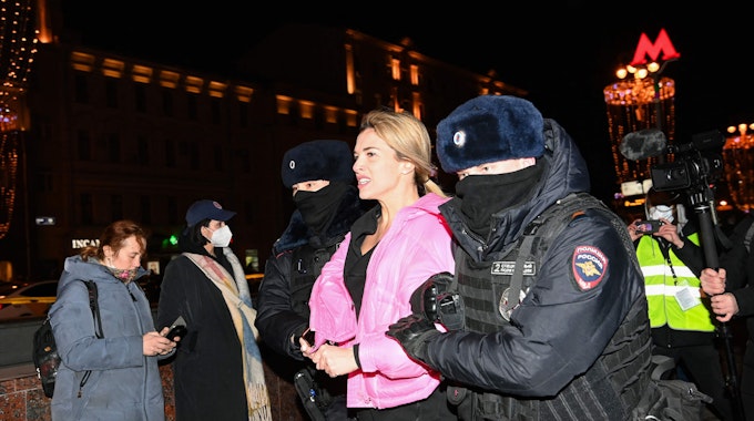 Polizisten nehmen am 24. Februar in Moskau während eines Protestes gegen den Krieg in der Ukraine eine Frau fest. Immer wieder berichten Frauen von Misshandlungen und Folter in russischen Gefängnissen.