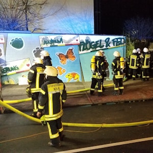 Feuerwehrleute im Einsatz am Tropenhaus des Kölner Zoos: Dort ist am Dienstagabend (15. März 2022) ein folgenschweres Feuer ausgebrochen.