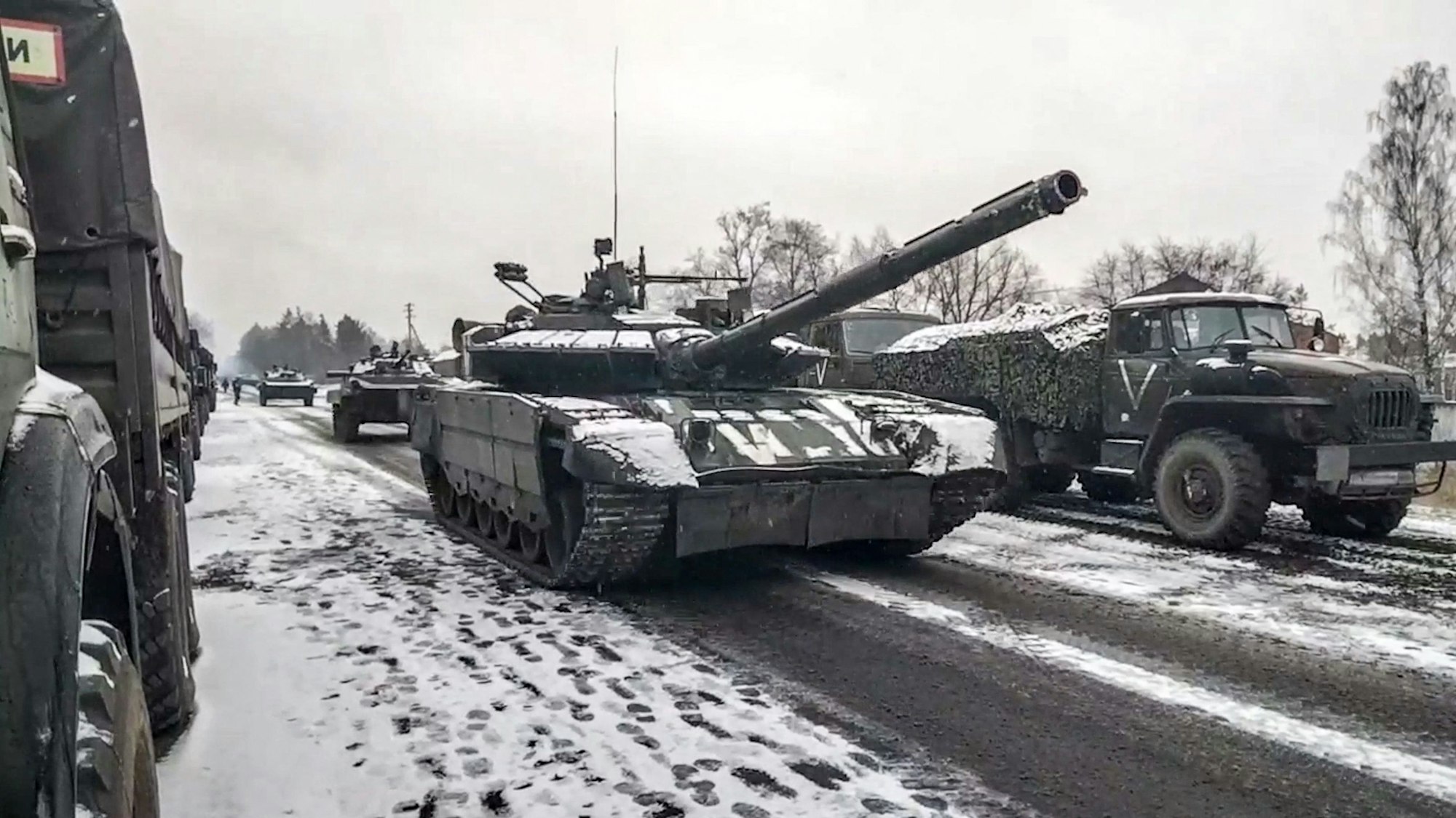 Dieses vom russischen Verteidigungsministerium am 7. März veröffentlichte Foto zeigt einen angeblichen Vormarsch einer russischen Panzereinheit in der Region Kyjiw.