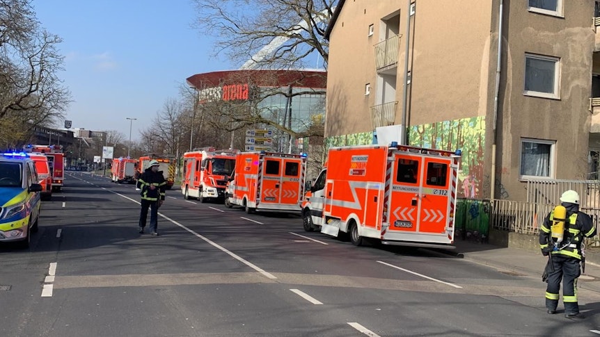 Zahlreiche Fahrzeuge von Polizei, Feuerwehr und Rettungsdienst stehen auf der Gummersbacher Straße in Köln-Deutz.