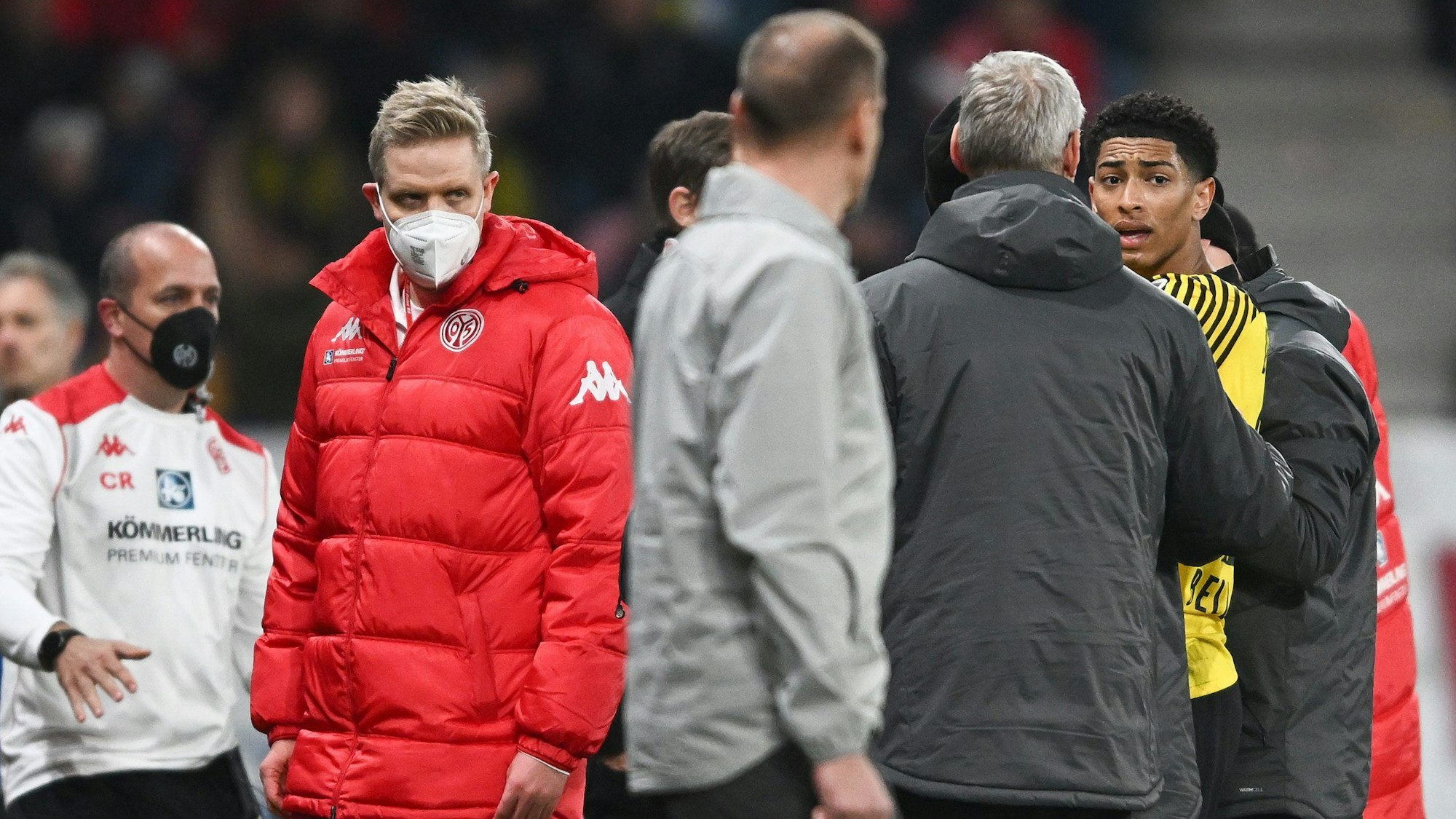 Jude Bellingham wird von Ärzten von Borussia Dortmund nach einer Kopfverletzung vom Platz gebracht.